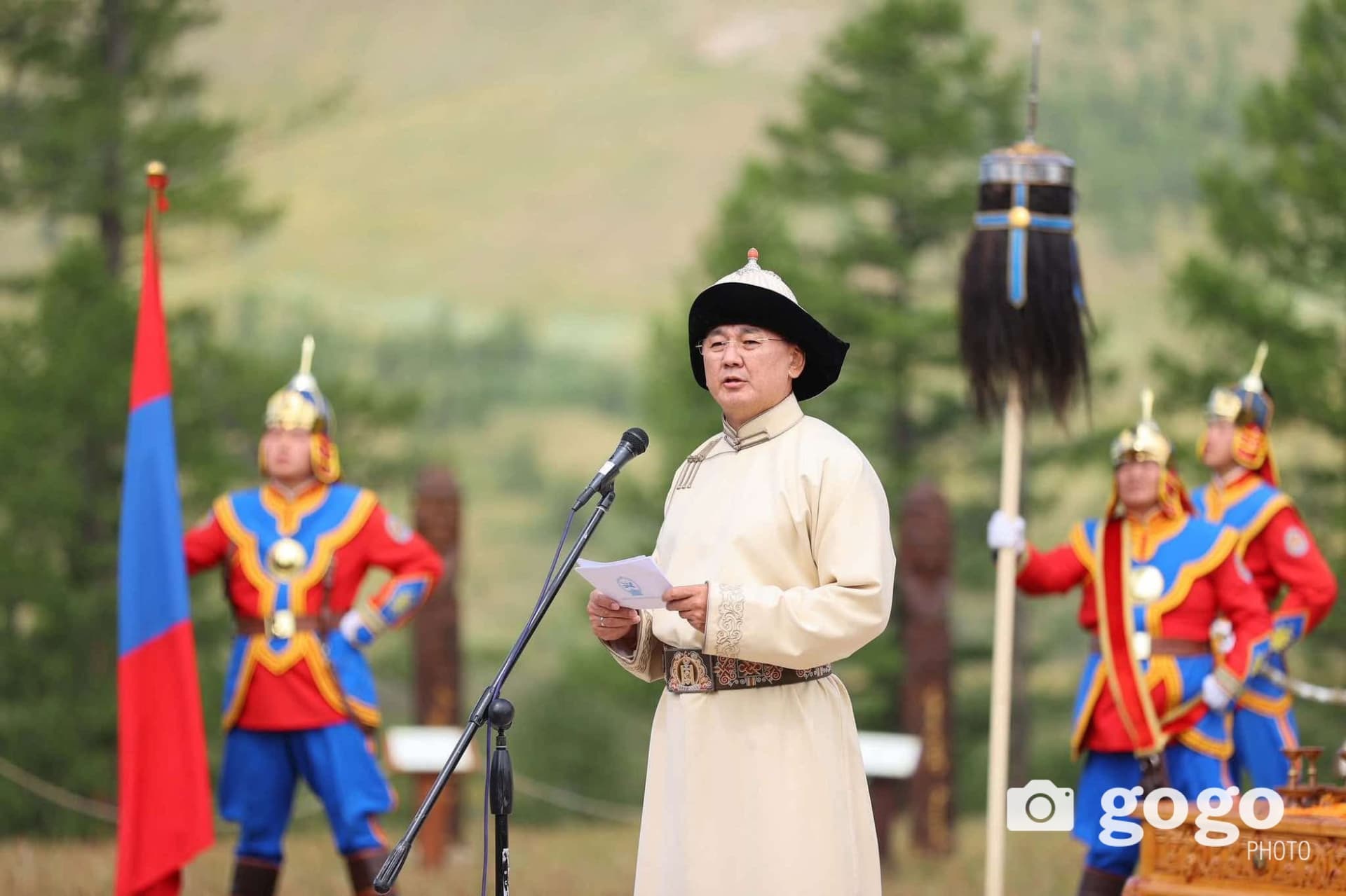 ХУУЛЬ: Ерөнхийлөгч бүрэн эрхийнхээ хугацааг дууссанаас хойш сайдын цалинтай тэнцэх сул цалин насан турш авна