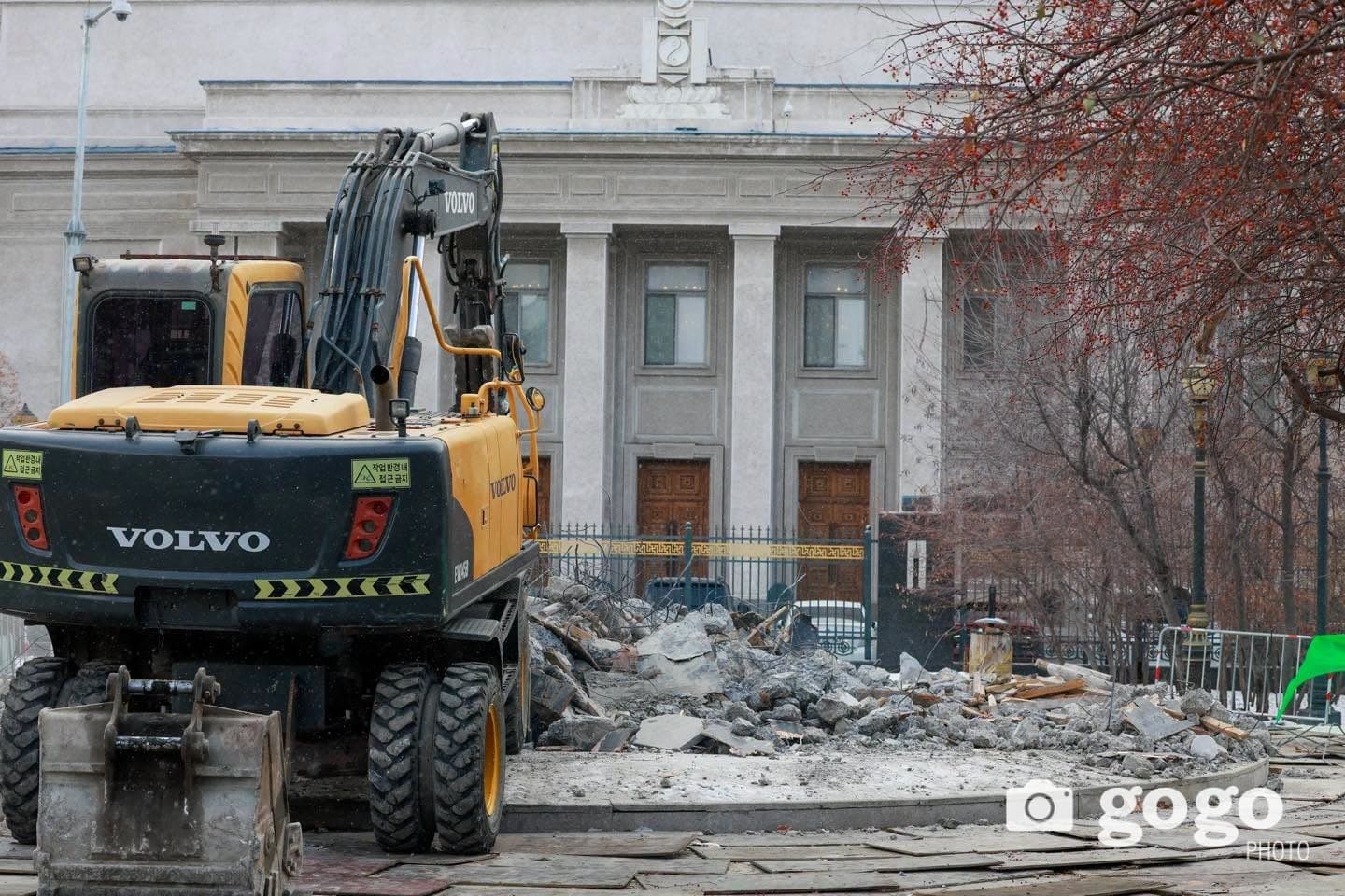 "Монгол төрийн тамга" хөшөөний суурь доош суусан учир шинэчлэхээр нураажээ